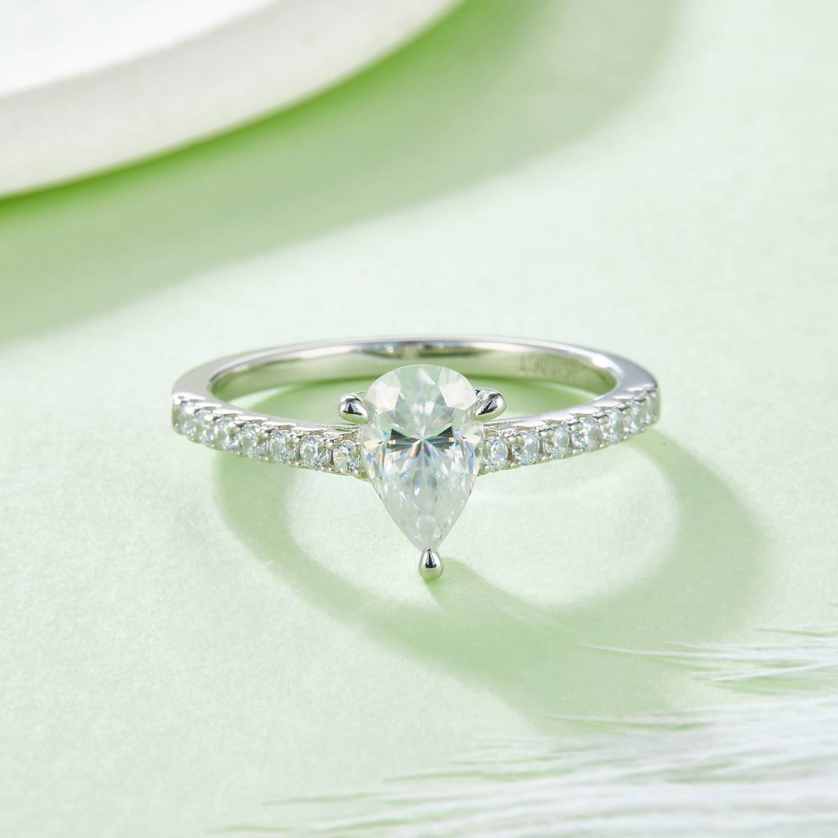 Micro inlaid pear shaped S925 silver plated white gold moissanite diamond women's ring 1.0 carat D-grade